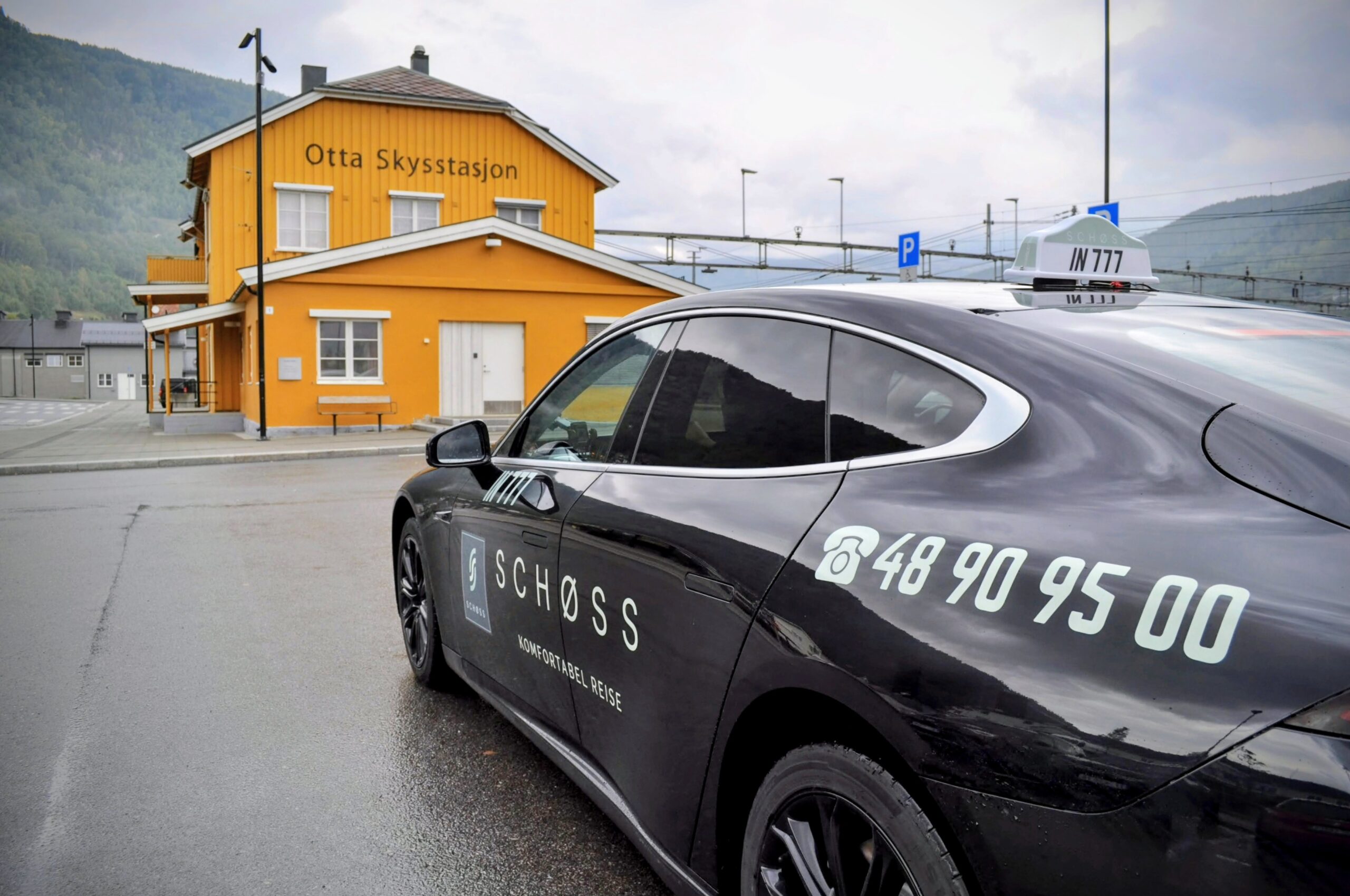 Taxi utenfor Otta Skysstasjon