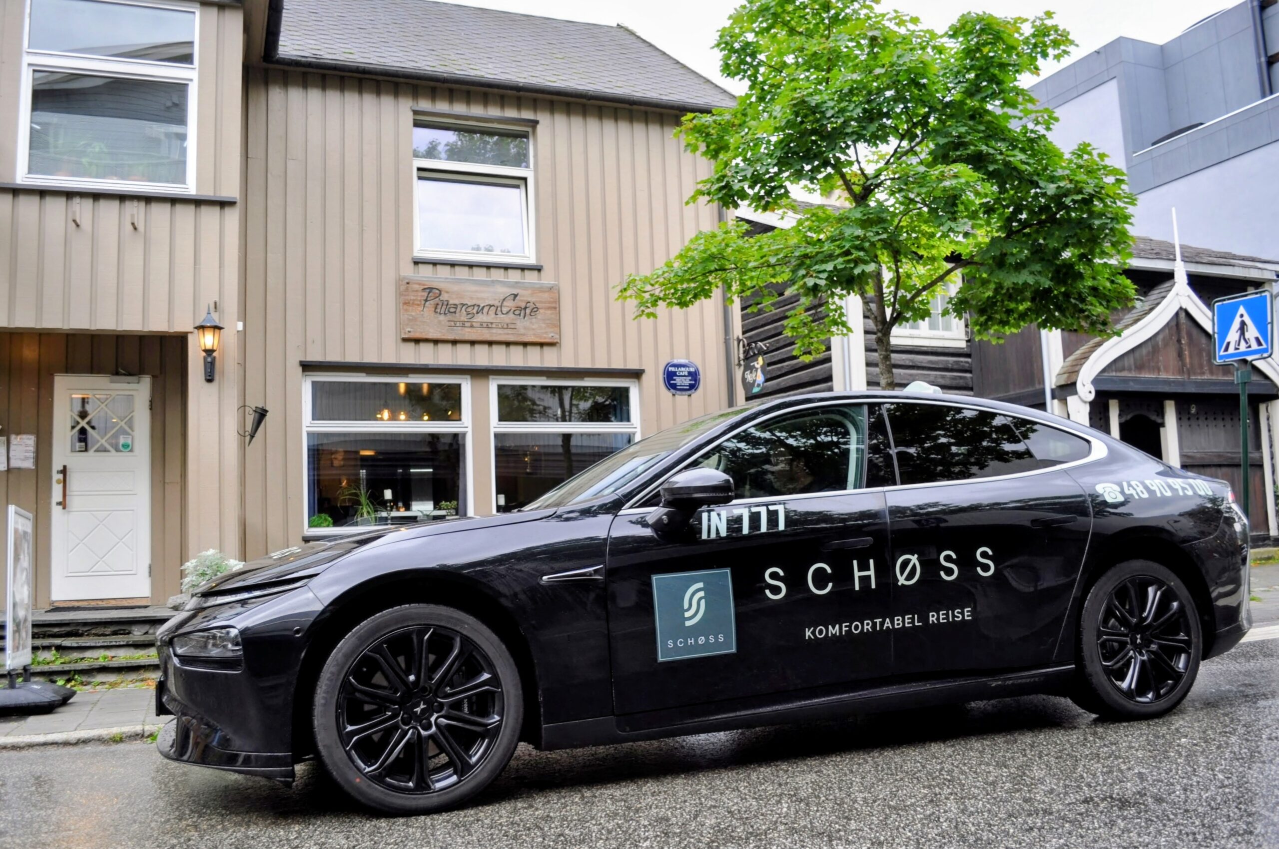 Taxi utenfor Pillarguri Cafe i Otta